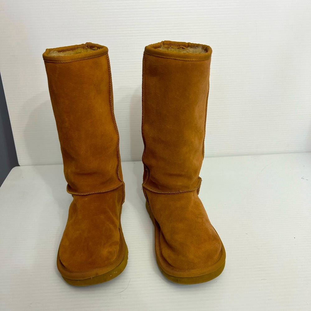 Ugg Classic Tall Boots in Chestnut/brown women size 6W
